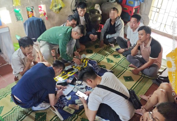 Thanh Hoá: Công an bắt quả tang và tạm giữ hình sự 9 đối tượng đánh bạc